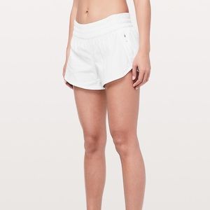 Lululemon “Tracker Short IV 
2-way Stretch 4”